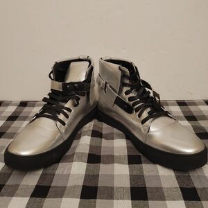 MEN'S  DESIGNER LACE UP SNEAKER. METALLIC PEBBLE GRAIN UPPER WITH A SLIDE BUCKLE